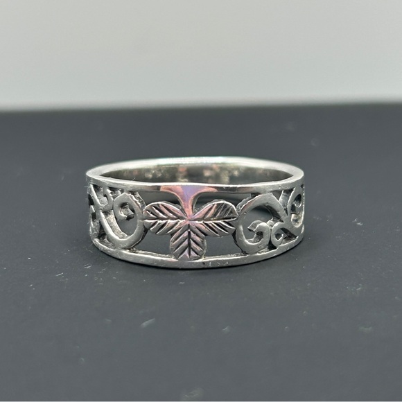 925 Sterling Silver Leaf Motif Ring - Picture 1 of 9